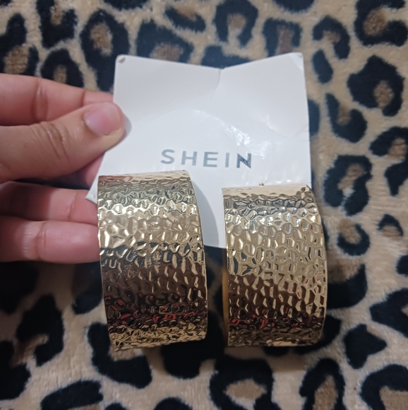SHEIN Women Gold big Hoop earrings - Picture 2 of 8
